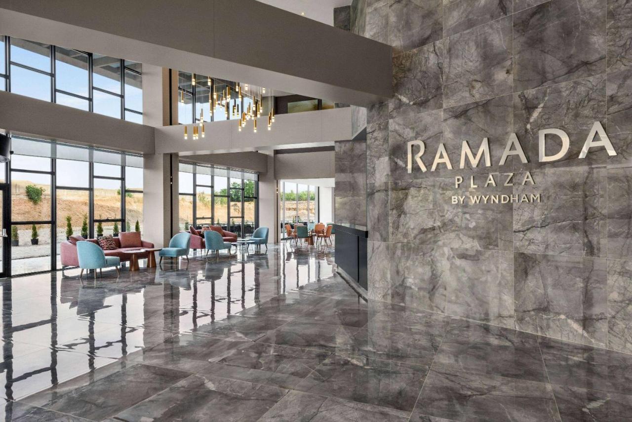 Hotel Ramada Plaza By Wyndham Batman Exterior foto
